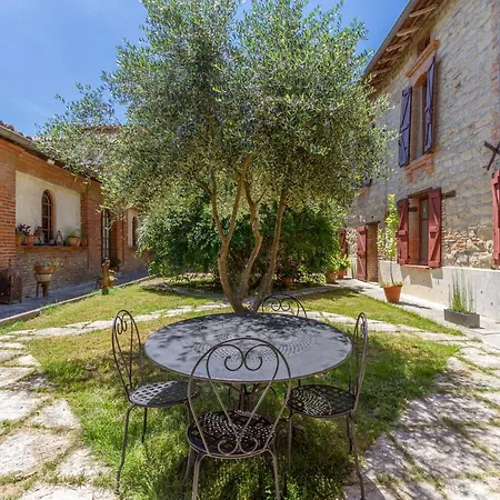 فندق مبيت وإفطار Du Couvent, Aux Paons Giroussens