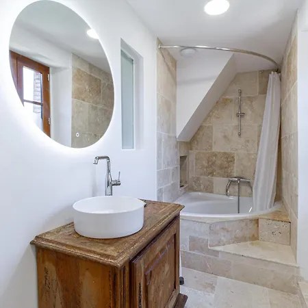 Du Couvent, Aux Paons 3* Giroussens