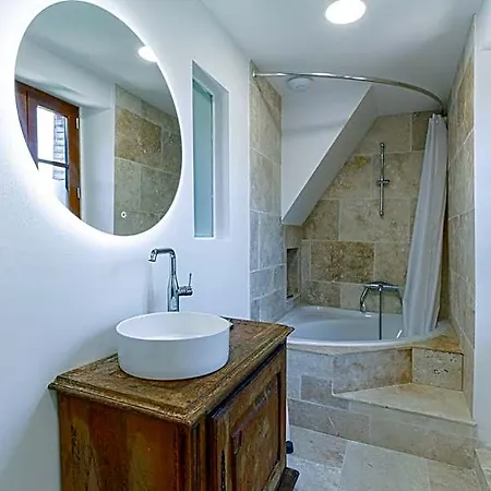 Du Couvent, Aux Paons Bed & Breakfast