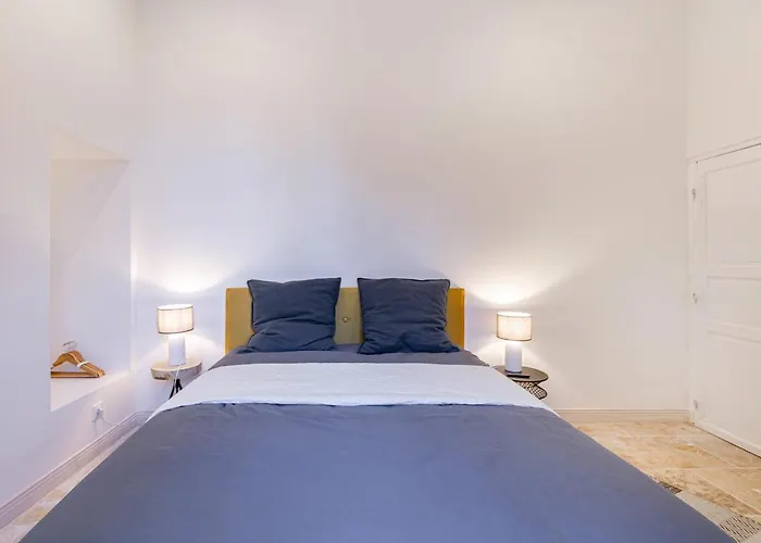 Du Couvent, Aux Paons Giroussens