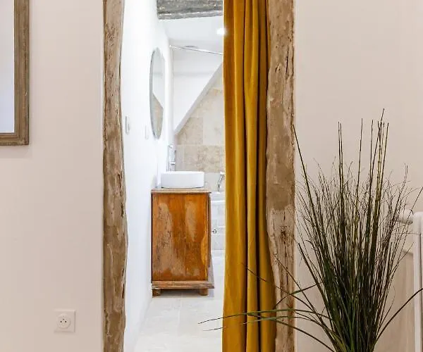 Du Couvent, Aux Paons Giroussens