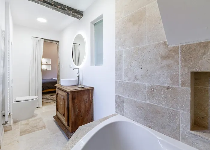 Du Couvent, Aux Paons